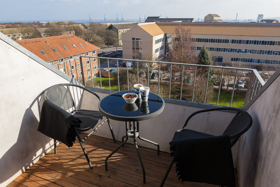 Den fantastiske altan med plads til cafebord og stole. Her er skønt at sidde med en kop kaffe og nyde solens stråler som er på altanen fra morgen til eftermiddag.