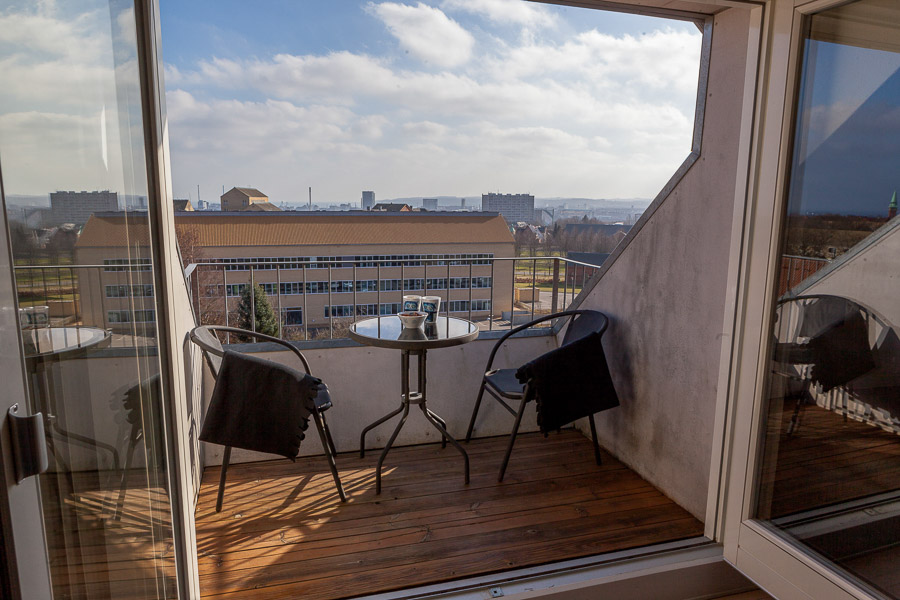 Begge døre til altanen kan åbnes, så altanen er en skøn naturlig forlængelse af stuen.