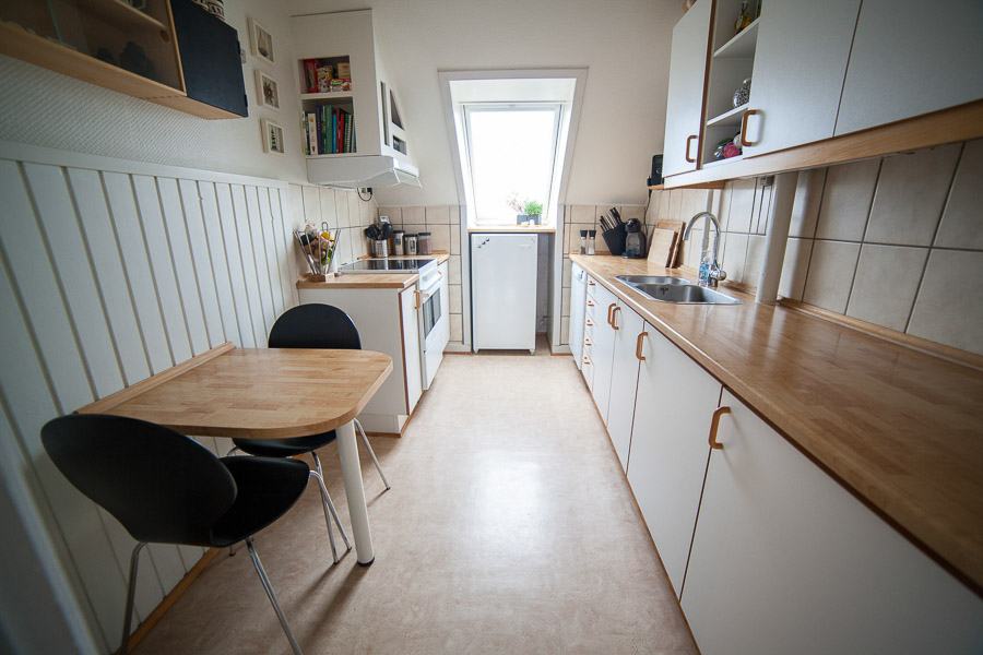 Det skønne køkken med køle/fryseskab, komfur, opvaskemaskine, rigeligt med skabsplads og spiseplads til 2-3 personer.