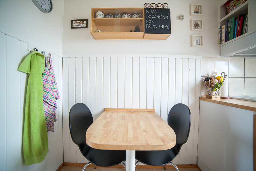 Spisepladsen er omkranset af hyggeligt træ.