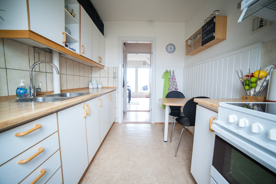 Vandhanen, emhætten og opvaskemaskinen er nyligt skiftet.