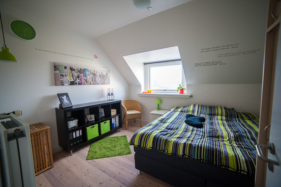 I soveværelset er der et stort vindue der bringer masser af lys ind i rummet.