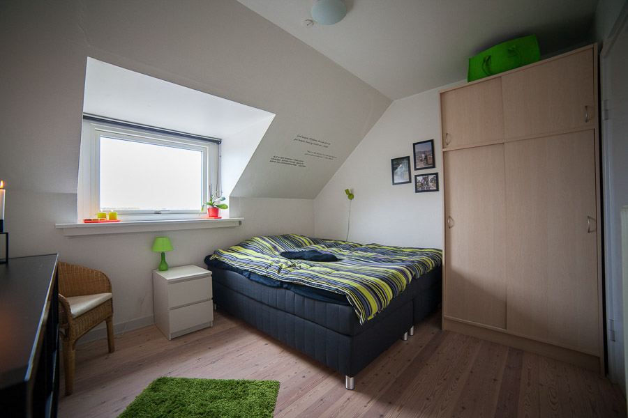 I soveværelset er der plads til en god stor seng.