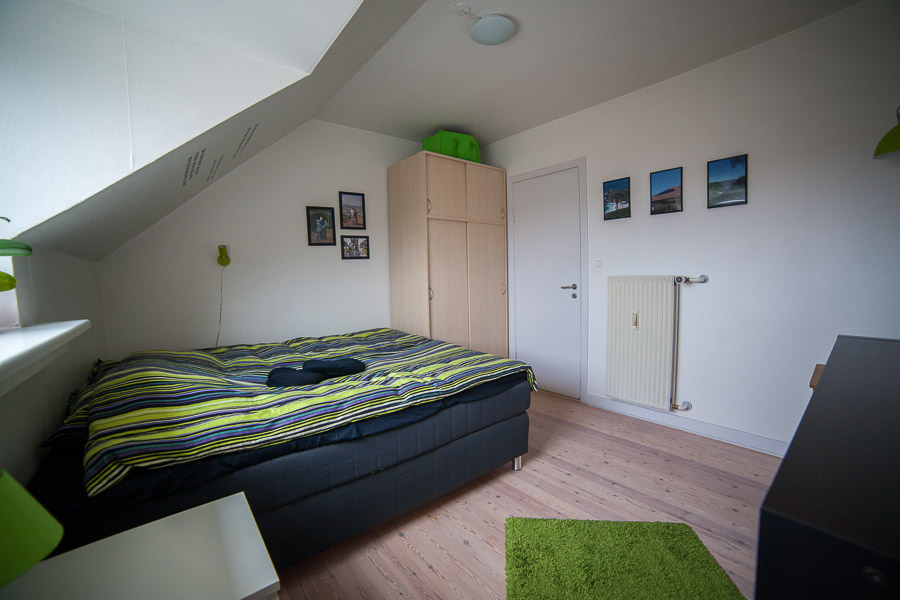 De skrå vægge indrammer rummet og skaber en hyggelig stemning.