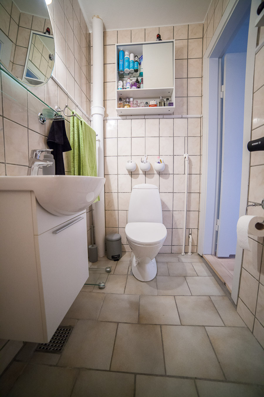 Badeværelset er rummeligt og har fået nyt toilet, håndvask, skabe og armaturer i 2014.