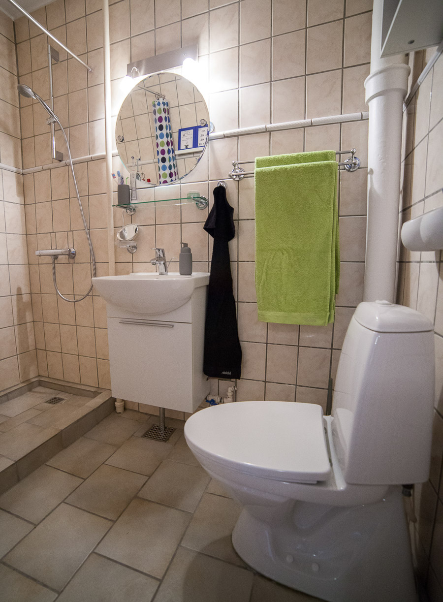 Fint spejl, glashylde, lampe, håndklædeholder, toiletrulleholder og knage følger med i handlen.