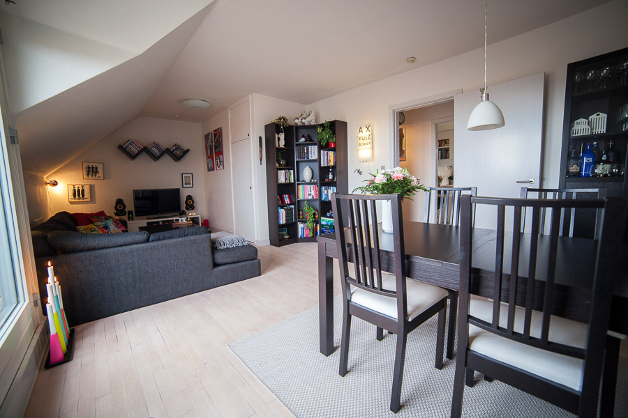 Stor og rummelig stue med godt lysindfald fra altandøren (alle vinduer og altandør er skiftet i 2011).