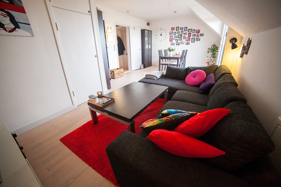 Her ses det indbyggede skab i stuen.