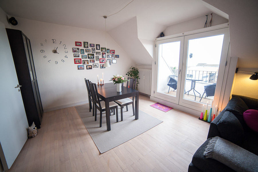 Der er også plads til spisebord med tilhørende stole (vi har haft 12 til bords uden problemer).