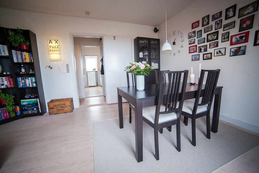 I hjørnet er der plads til et vitrineskab, og i hjørnet ses en lille højttaler så der er også trukket ledninger til surround anlæg :-)