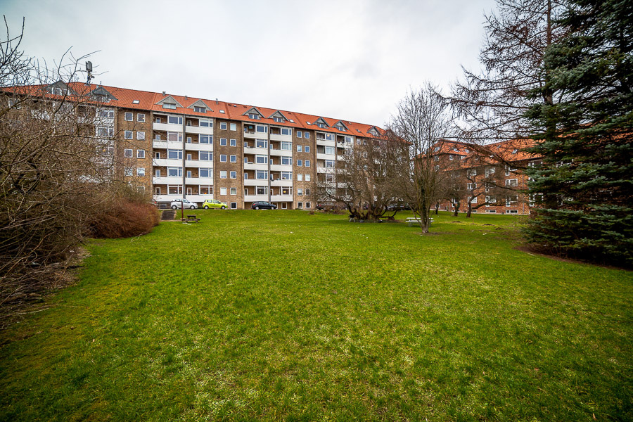 Bygningen set fra haven (og haven er til fri afbenyttelse).